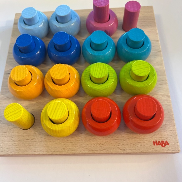 HABA Rainbow Whirls Pegging Game STEM Palette of Pegs Toy Ages 2 to 6 - Picture 4 of 7
